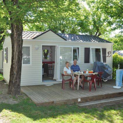 Mobil-home avec terrasse bois et salon de jardin