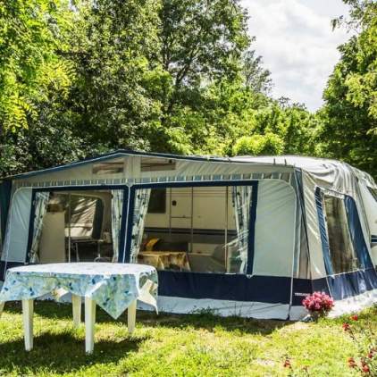 Installer votre caravane sur un emplacement camping Ardèche en bord de rivière